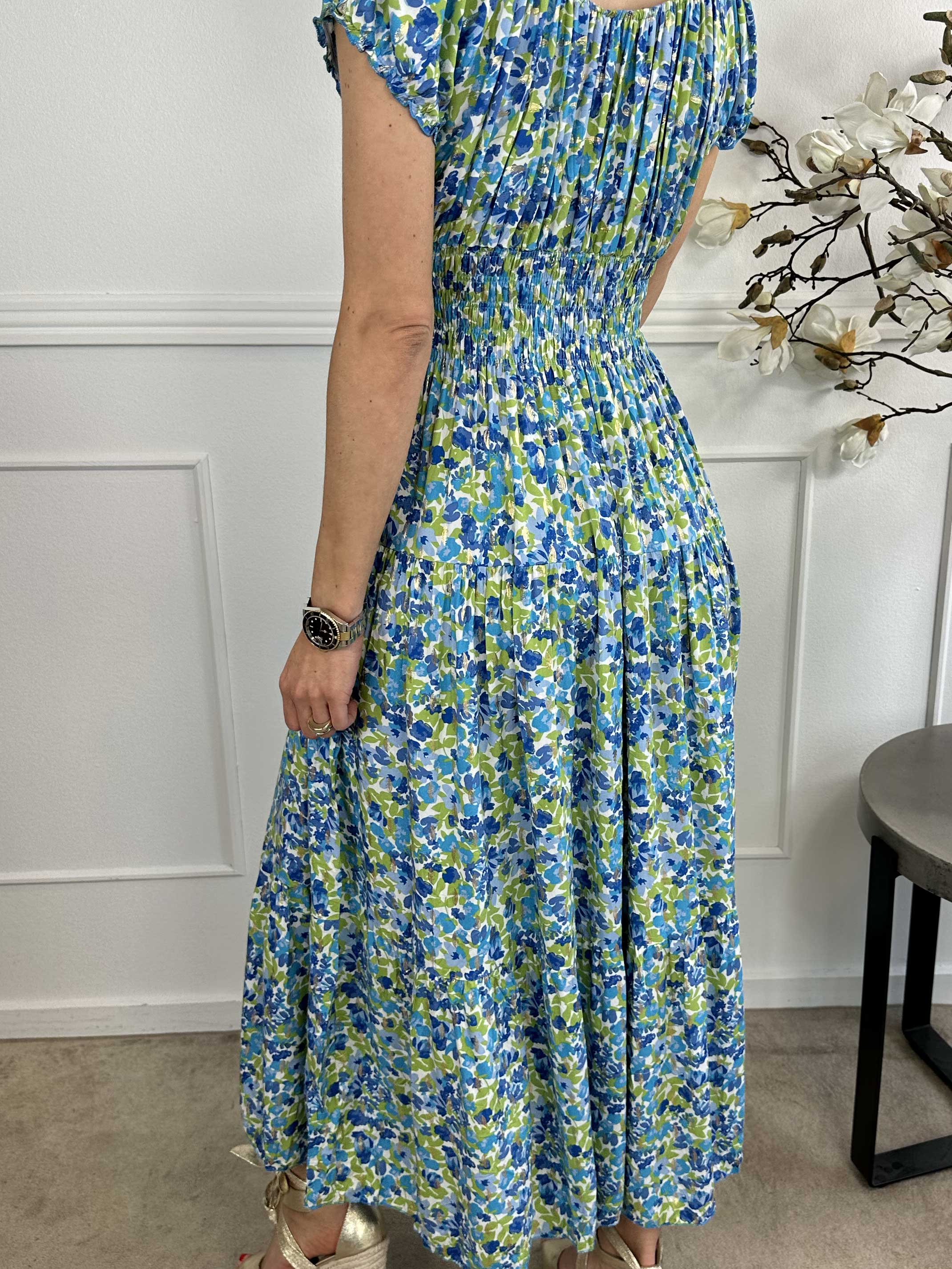 Elise Art - Lång mönstrad klänning med smock och träknappar